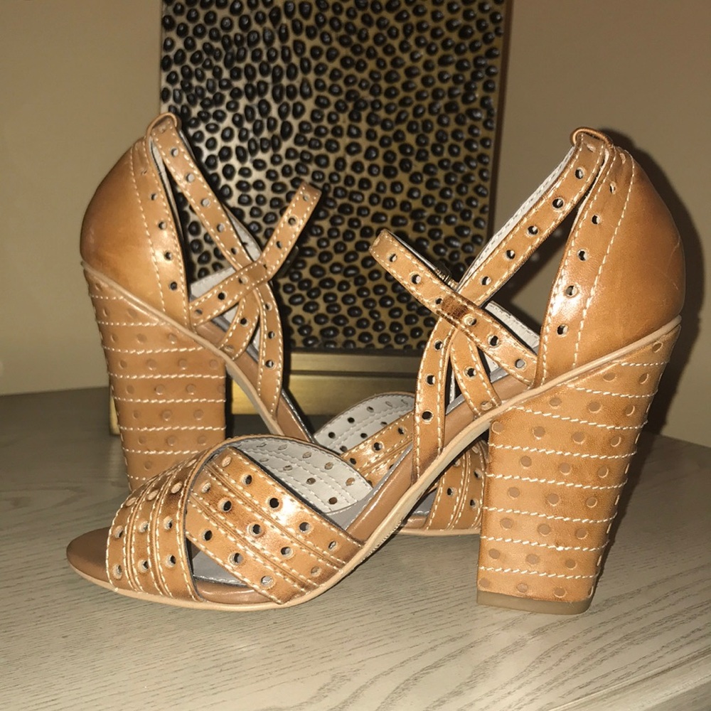 HINGE heels